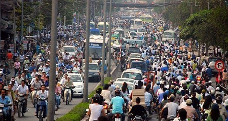 Thành viên Jandcc, tác giả bức ảnh trên bình luận: "Dù đường ở Sài Gòn rộng hơn Hà Nội nhưng vẫn chưa rộng đủ để chứa lượng xe máy khổng lồ ở nơi đây. Qua đường là điều thật mạo hiểm, hãy tìm vạch sang đường và chờ đèn đỏ".